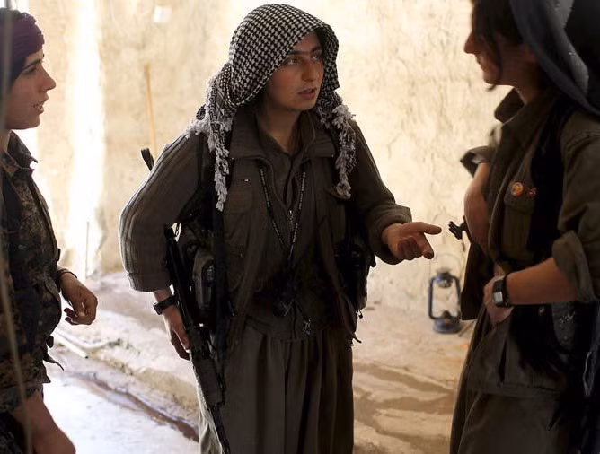 Mùa xuân 2015, các chiến binh người Kurd cũng hỗ trợ chiếm lại thị trấn Tal Hamis, miền Bắc Syria khỏi lực lượng IS.