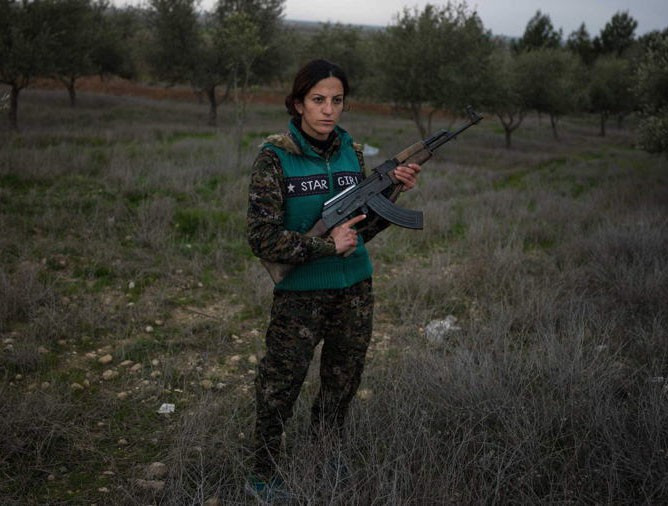 Họ không được trả lương, sống dựa vào sự hỗ trợ lương thực của những người dân địa phương.