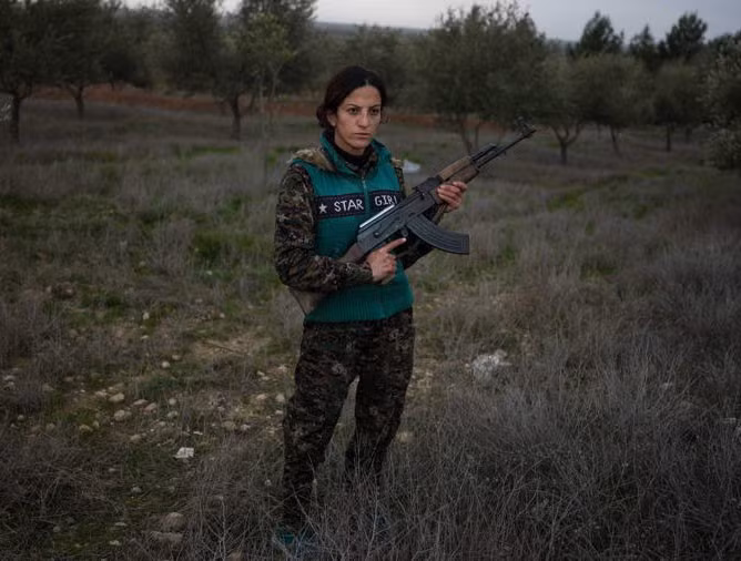 Họ không được trả lương, sống dựa vào sự hỗ trợ lương thực của những người dân địa phương.