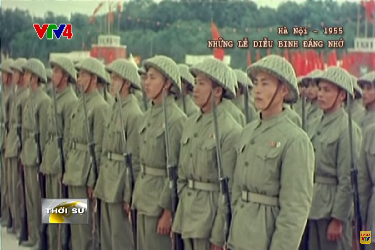 Và trong không khí cuộc duyệt binh lịch sử chắc ít ai để ý đến những khẩu súng trường Đức xuất hiện trong các đội tiêu binh cũng như các khối cán bộ chiến sĩ tiến qua lễ đài tại Quảng trường Ba Đình. Hình ảnh một đội tiêu binh của Quân đội Nhân dân Việt Nam trong lễ duyệt binh đầu tiên. Nguồn ảnh: VTV.