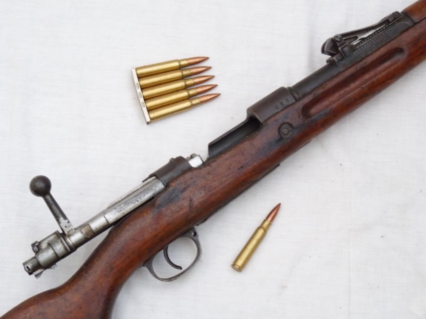 Gewehr 98 sử dụng loại đạn 7.92x57mm Mauser tiêu chuẩn được nạp đầy đủ 5 viên vào 1 kẹp đạn - thiết bị đơn giản được sử dụng để lưu trữ nhiều viên đạn lại với nhau nhằm tăng tốc độ nạp đạn của người lính so với việc nạp đạn từng viên một. Nguồn ảnh: Pinterest.