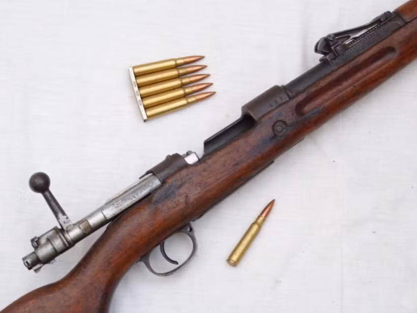 Gewehr 98 sử dụng loại đạn 7.92x57mm Mauser tiêu chuẩn được nạp đầy đủ 5 viên vào 1 kẹp đạn - thiết bị đơn giản được sử dụng để lưu trữ nhiều viên đạn lại với nhau nhằm tăng tốc độ nạp đạn của người lính so với việc nạp đạn từng viên một. Nguồn ảnh: Pinterest.