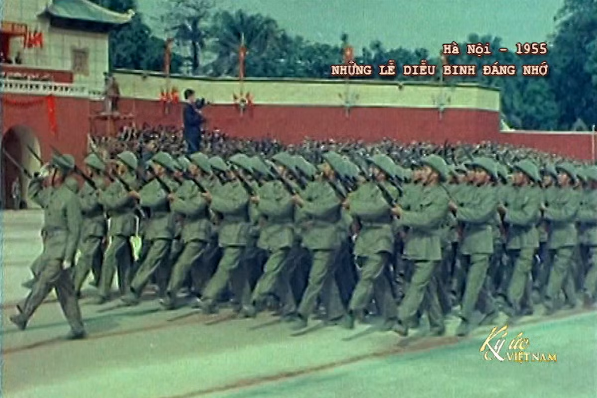 Ngày 1/1/1955, Quân đội Nhân dân Việt Nam đã lần đầu tiên có cuộc duyệt binh tại Quảng trường Ba Đình, đánh dấu sự kiện lớn đầu tiên của nước Việt Nam Dân chủ Cộng hòa sau chiến thắng Điện Biên Phủ. Nguồn ảnh: VTV.