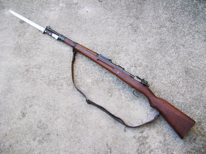 Về thiết kế, súng trường Gewehr 98 (hay thường được gọi tắt là G98, Gew 98 hoặc M98) là một mẫu súng trường theo cơ chế không tự động, lên đạn từng viên, được thiết kế bởi nhà chế tạo Peter Paul von Mauser và được Đức sử dụng trong Chiến tranh Thế giới thứ nhất. Nguồn ảnh: Pinterest.