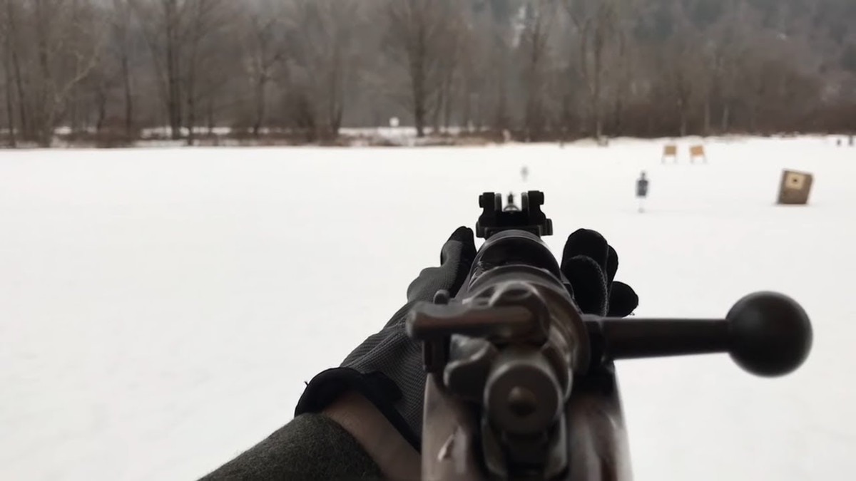 Khẩu súng này không có khả năng lắp kính ngắm dù tầm bắn của nó có thể lên tới tối đa 1500 mét và tầm bắn hiệu quả lên tới 1000 mét. Súng có tốc độ bắn 15 viên mỗi phút tính cả thời gian nạp đạn của xạ thủ. Nguồn ảnh: Pinterest.