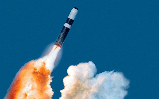 Mặc dù 2 “mũi đinh ba” trên không và trên biển tiến hành thuận lợi, thì “mũi đinh ba” trên bộ lại gặp nhiều khó khăn; mặc dù kế hoạch thay thế Minutemans đã bắt đầu, tuy nhiên để có mẫu tên lửa mới Mỹ phải mất ít nhất 10 năm nữa.