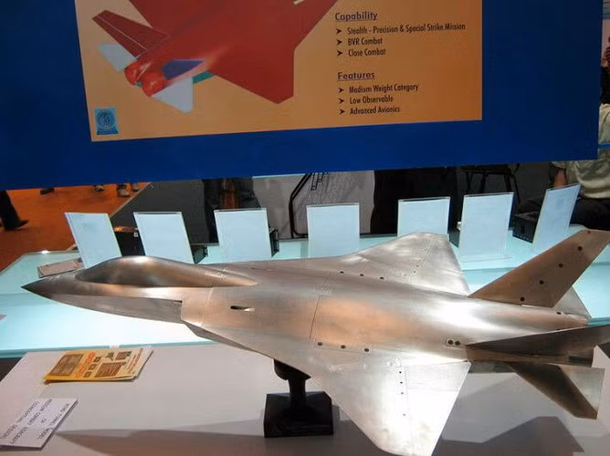 Đặc điểm máy bay chiến đấu thế hệ thứ 5 của Ấn Độ chưa được tiết lộ chi tiết, nhưng đây sẽ là một chiếc tiêm kích 2 động cơ sử dụng công nghệ tàng hình, tốc độ bay siêu thanh và khả năng cơ động siêu hạng.