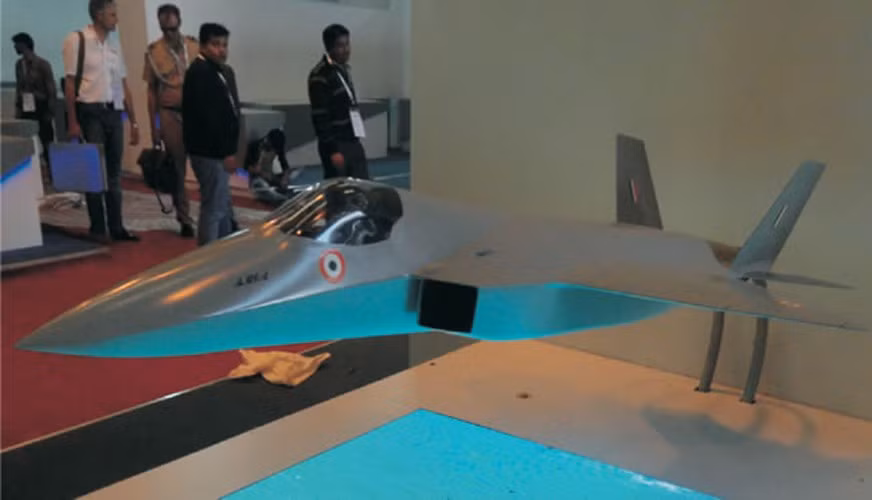 Cần lưu ý rằng trước đây có nhận định cho rằng Ấn Độ sẽ đi theo con đường J-20 của Trung Quốc, tức là tạm thời mua động cơ Nga đang dùng cho Su-57 để tích hợp lên máy bay AMCA.