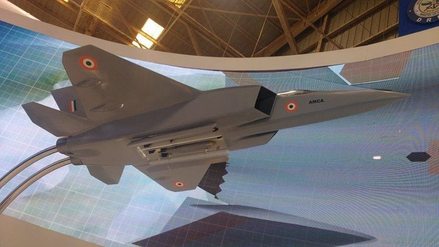 Ngoài ra chiếc tiêm kích tàng hình này còn được trang bị hệ thống cảm biến tinh vi và radar với dải ăng ten mảng pha quét điện tử chủ động (AESA) tiên tiến.