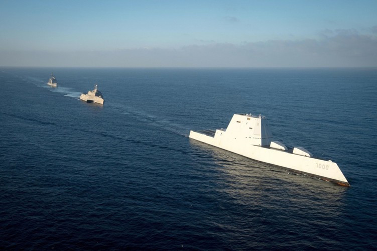 Khu trục hạm tàng hình USS Zumwalt cũng là chiến hạm đầu tiên trên thế giới trang bị pháo hạm điện từ.