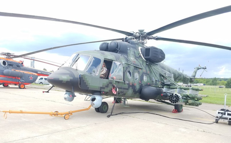 Khi hoạt động đêm, Mi-8AMTSh-VN sử dụng đèn TSL-1600 để chiếu sáng chiến trường và không gian trên không, đổ bộ quân và hỗ trợ hỏa lực mạnh để tấn công các mục tiêu của nó.