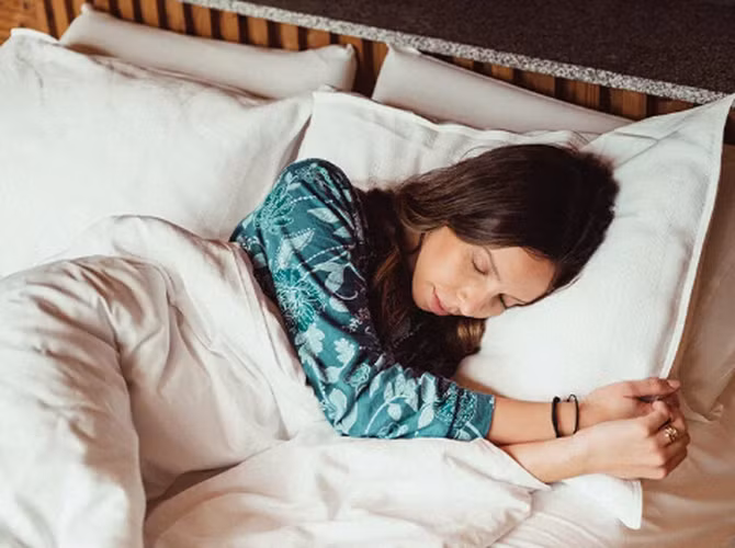 Martin Seeley - chuyên gia về giấc ngủ khuyên mọi người nên “tránh ăn nhiều ngay trước khi ngủ” nếu muốn cảm thấy mát hơn vào ban đêm. Nạp thực phẩm ban đêm khiến hệ tiêu hóa phải hoạt động thay vì nghỉ ngơi. Đồng thời, quá trình tiêu hóa có thể khiến nhiệt độ cơ thể tăng lên.