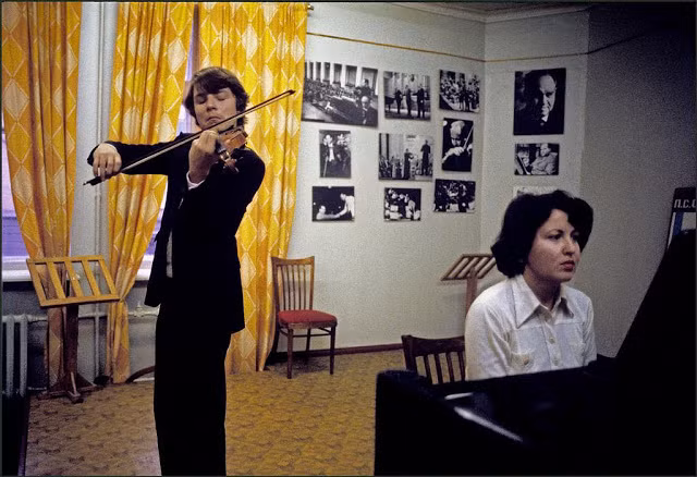 Hai sinh viên tài năng của trường nhạc danh tiếng Stolyarsky đang diễn tấu. Ảnh VT