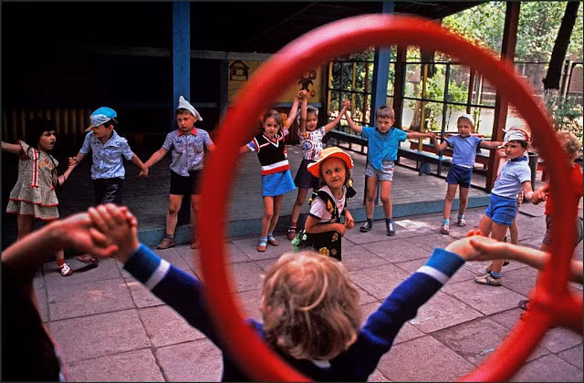 Lũ trẻ chơi cùng nhau ở trường mẫu giáo công lập. Ảnh VT