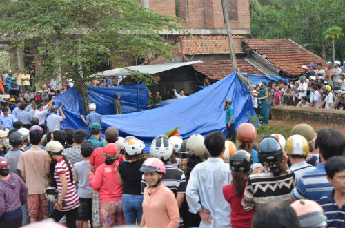 Bi thu huyen uy huyen Hoai Nhon dot tu trong oto