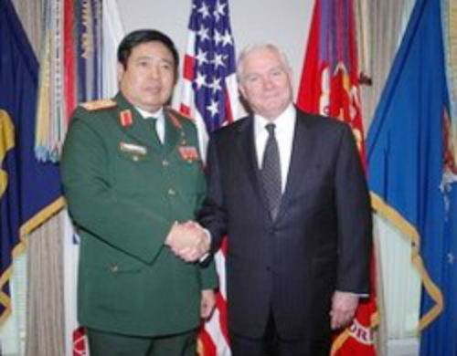 7. Bộ trưởng Phùng Quang Thanh thăm Mỹ Bộ trưởng Phùng Quang Thanh cùng đoàn đại biểu quân sự cấp cao Việt Nam thăm chính thức Mỹ theo lời mời của người đồng nhiệm Robert Gates. Chuyến thăm kéo dài từ ngày 10 đến 20/12/2009. Được biết, Bộ trưởng Phùng Quang Thanh là Bộ trưởng Quốc phòng Việt Nam thứ hai thăm chính thức Mỹ.