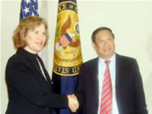 9. Phó thủ tướng Phạm Gia Khiêm sang thăm Mỹ Ngày 10/3/2007, Phó thủ tướng kiêm Bộ trưởng Ngoại giao nước ta Phạm Gia Khiêm đã tới thành phố San Francisco, bang California, điểm dừng chân đầu tiên trong chuyến thăm chính thức Mỹ từ ngày 10 - 18/3/2007 nhằm tiếp tục thúc đẩy mối quan hệ hợp tác giữa Việt Nam và Mỹ.