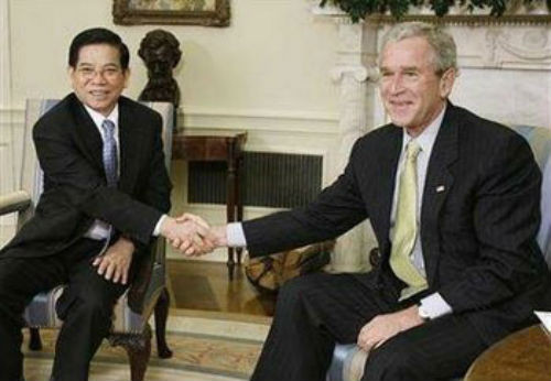 10. Chủ tịch Nguyễn Minh Triết đến thăm Mỹ Nhận lời mời của Tổng thống Mỹ George Bush, sáng ngày 18/6/2007, Chủ tịch Nguyễn Minh Triết và phu nhân rời Hà Nội đi thăm chính thức Mỹ. Đây là chuyến thăm đầu tiên của người đứng đầu Nhà nước CHXHCN Việt Nam đến Mỹ diễn ra trong bối cảnh mối quan hệ Việt Nam - Mỹ đã được bình thường hóa hoàn toàn và có những bước phát triển tích cực, đem lại nhiều kết quả thiết thực đáp ứng lợi ích và nguyện vọng của nhân dân hai nước.