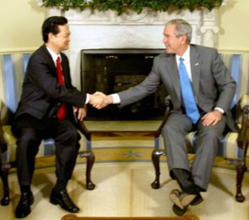 8. Thủ tướng Nguyễn Tấn Dũng sang thăm Mỹ Ngày 24/62008, Thủ tướng Nguyễn Tấn Dũng cùng Đoàn đại biểu cấp cao Chính phủ Việt Nam chuyến thăm chính thức Hợp chủng quốc Hoa Kỳ theo lời mời của Tổng thống George W.Bush. Trong cuộc hội đàm, hai bên tuyên bố khởi động đàm phán Hiệp định đầu tư song phương (BIT), thể hiện sự cam kết của cả hai bên về đối xử công bằng, không phân biệt và minh bạch đối với đầu tư nước ngoài.