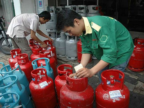 3. Giá gas giảm 3.500 đồng/bình 12kg từ 1/7 Công ty TNHH MTV Dầu khí Sài Gòn (Saigon Petro) cho biết kể từ 7h30 ngày 1/7, giá gas của công ty giảm 3.500 đồng/bình 12kg. Công ty Gas Pacific Petro, Citi Petro, Elf Gas… giảm 3.900 đồng/bình 12kg; Petro Viet Nam Gas giảm 3.500 đồng/bình 12kg. Như vậy, giá bán lẻ gas đến tay người tiêu dùng dao động 285.000 - 293.000 đồng/bình 12kg.