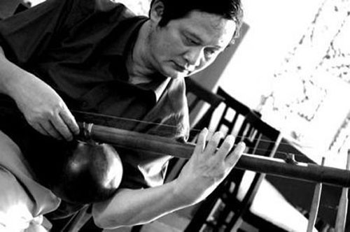 7. Nhạc sĩ An Thuyên đột ngột qua đời Tác giả "Ca dao em và tôi" đột ngột qua đời vào chiều 3/7 tại Bệnh viện Quân y 108 Hà Nội. Nhạc sĩ An Thuyên được bác sĩ khoa A1 (Nội Cán bộ) chẩn đoán bị nhồi máu cơ tim cấp. Ông ngưng tim lúc 16h20, hưởng thọ 65 tuổi.