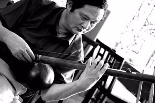 7. Nhạc sĩ An Thuyên đột ngột qua đời Tác giả "Ca dao em và tôi" đột ngột qua đời vào chiều 3/7 tại Bệnh viện Quân y 108 Hà Nội. Nhạc sĩ An Thuyên được bác sĩ khoa A1 (Nội Cán bộ) chẩn đoán bị nhồi máu cơ tim cấp. Ông ngưng tim lúc 16h20, hưởng thọ 65 tuổi.