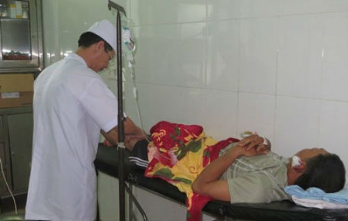 5. Con vừa vào phòng thi, phụ huynh tử vong Sáng 1/7, lãnh đạo Bệnh viện Đa khoa tỉnh Thái Bình đã viện tiếp nhận một phụ huynh (trú tại P.Trần Hưng Đạo, TP.Thái Bình) đưa con đi thi bị tai biến mạch máu não. Được biết, phụ huynh này bị đột quỵ ngay sau khi đưa con đi thi tại điểm thi ĐH Thái Bình. Tuy được người dân đưa đi cấp cứu kịp thời nhưng nạn nhân vẫn tử vong.