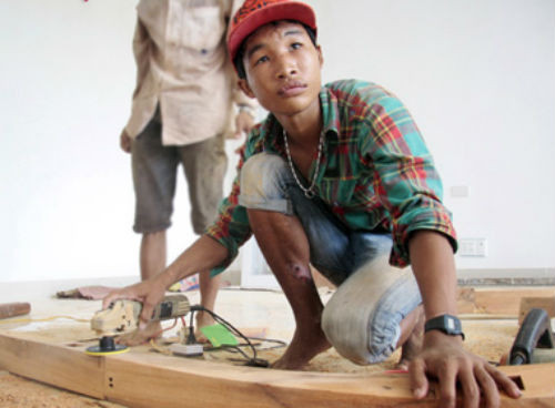 Năm 16 tuổi, Hào Anh được mẹ xin cho ra khỏi Trung tâm Bảo trợ xã hội Cà Mau đưa về nhà trọ sống cùng. Hào Anh theo cha dượng làm thợ mộc và phụ bán cà phê ở Đầm Dơi.