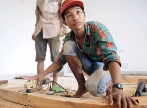 Năm 16 tuổi, Hào Anh được mẹ xin cho ra khỏi Trung tâm Bảo trợ xã hội Cà Mau đưa về nhà trọ sống cùng. Hào Anh theo cha dượng làm thợ mộc và phụ bán cà phê ở Đầm Dơi.