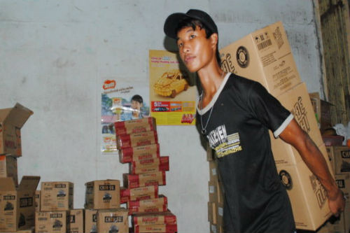 Đầu năm 2013, cậu xin làm bốc vác cho một công ty với lương 100.000-130.000 đồng một ngày.