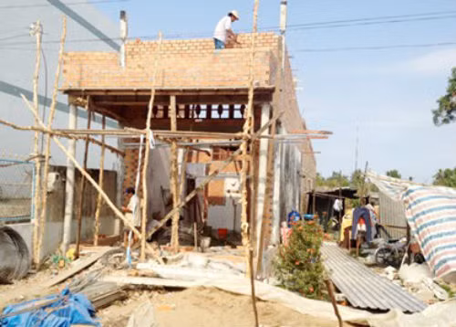 Có tiền, Hào Anh mua đất, cất nhà.