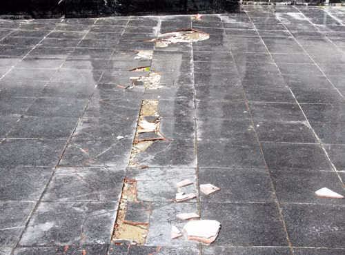 Theo Ban quản lý dự án đầu tư xây dựng tỉnh Quảng Nam (chủ đầu tư dự án), nguyên nhân là do trong quá trình tổ chức lễ khánh thành, lượng người quá đông và xe chở vật liệu làm sân khấu gây co giãn ở khe nhiệt dẫn đến hư hỏng chứ không phải do chất lượng công trình kém.