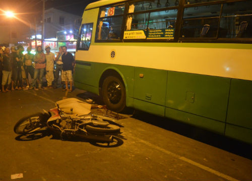 3. Bị xe buýt cán qua, nam thanh niên tử vong tại chỗ: Khoảng 18h tối 29/6, xe máy do nam thanh niên khoảng 30 tuổi điều khiển, lưu thông từ đường Đinh Bộ Lĩnh qua đường Xô Viết Nghệ Tĩnh (phường 24, quận Bình Thạnh, TP HCM), khi qua đoạn trước cầu Sơn thì va chạm với chiếc xe buýt số 8 (chạy tuyến Bến xe quận 8 - Đại học Quốc gia TP HCM). Nam thanh niên bị bánh xe buýt cán qua người tử vong tại chỗ.