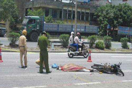 8. Cán chết một phụ nữ đi đường, lái phương tiện bỏ chạy: Khoảng 10h30 ngày 3/7, tại Km73+800, Quốc lộ 5, đoạn chạy qua thị trấn Phú Thái (huyện Kim Thành, tỉnh Hải Dương), một người phụ nữ điều khiển xe máy va chạm với một xe taxi, bị ngã ra đường và bị một phương tiện phía sau cán qua đầu gây tử vong tại chỗ. Ngay sau đó, lái phương tiện cán người đã bỏ chạy.