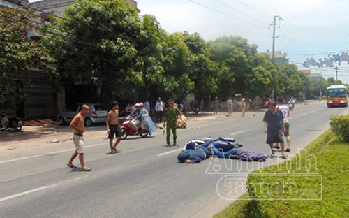 10. Chạy quá tốc độ rồi tông một CSGT trọng thương: Khoảng 12h ngày 4/7, trên tuyến QL1A, đoạn ngã ba Hà Huy Tập và Nguyễn Biểu (TP Hà Tĩnh), Hoàng Văn Tài điều khiển xe Exciter BKS 38M1-049.88 chở Nguyễn Sĩ Nam chạy quá tốc độ 80/45. Khi lực lượng CSGT yêu cầu dừng xe, hai thanh niên trên đã lao thẳng vào đội CSGT. Vụ việc khiến 1 chiến sĩ CSGT và cả 2 thanh niên trên bị thương nặng.