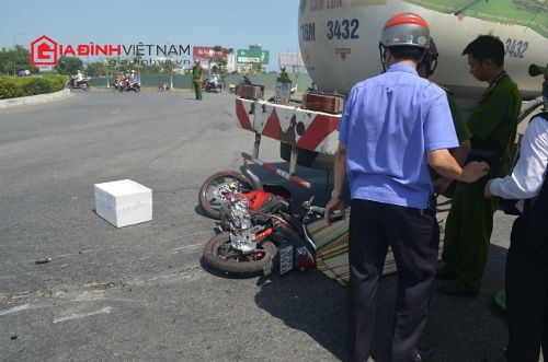 7. Nữ sinh mới tốt nghiệp ĐH chết thương tâm do va chạm với xe bồn: Khoảng 9h45 sáng 3/7, tại hòn binh giao nhau giữa đường Ngô Quyền và Phạm Văn Đồng (phường An Hải Bắc, Quận Sơn Trà, Đà Nẵng), chị Nguyễn Thị Nhân (1993, Yên Thành, Nghệ An, vừa tối nghiệp đại học) điều khiển xe máy bất ngờ va chạm với xe bồn. Hậu quả, chị Nhân đã tử vong.