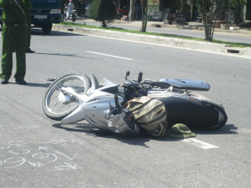 6. Va chạm với xe khách, thanh niên đi xe máy tử vong: Khoảng 14h chiều 2/7, khi đang lưu thông trên tuyến đường Trường Chinh, đoạn cách cầu vượt Hòa Cầm khoảng 100m (thuộc phường Hòa Phát, quận Cẩm Lệ, TP Đà Nẵng), xe khách đã va chạm với xe máy chạy cùng chiều. Vụ tại nạn khiến người lái xe máy đã tử vong.