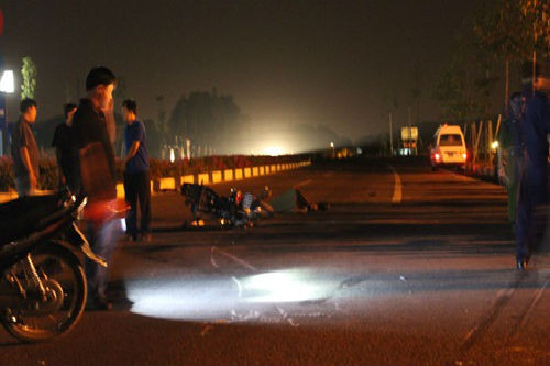 4. Xe tải đâm xe máy, 3 người trong gia đình thương vong: Khoảng 19h tối 29/6, trên tuyến Quốc 1A thuộc khu vực vòng xoay phường 5 (Thành phố Tân An, Long An), xe ô tô tải loại 11 tấn do tài xế Nguyễn Trí Đạt (sinh năm 1984) điều khiển đã va chạm với xe mô tô do anh Nguyễn Văn N (sinh năm 1988) điều khiển, chở theo chị Nguyễn T (sinh năm 1979) và cháu Nguyễn Văn P (6 tuổi). Hậu quả là anh N và chị T tử vong tại chỗ, cháu P bị thương nặng.