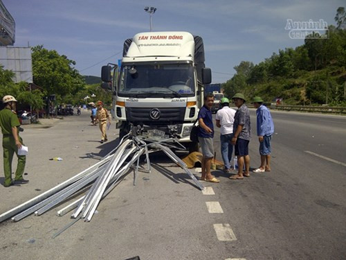 9. TNGT liên hoàn trên quốc lộ 1A, một người chết thảm: Khoảng 13h30 chiều 3/7, trên quốc lộ 1A, đoạn chạy qua địa phận thôn 6, xã Hà Bình, huyện Hà Trung, tỉnh Thanh Hóa, xe tải di chuyển theo hướng Thanh Hóa - Ninh Bình bị mất lái tông thẳng vào ô tô đang đỗ bên đường để bốc hàng, khiến chiếc xe chở hàng lao về phía trước va chạm với xe du lịch. Hậu quả khiến một người bốc vác hàng tử vong tại chỗ và nhiều hành khách trên xe du lịch hoảng loạn.