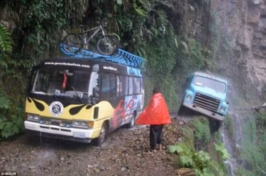 Những cơn ác mộng mang tên "hiểm họa bất ngờ" có thể biến chuyến đi như mơ của bạn thành một kỷ niệm tồi tệ, Trong hình ảnh giật gân là một vụ tai nạn hi hữu, rất may không có thiệt hại về người. Tuy vậy, tai nạn này cũng đủ khách những hành khánh hồn vía lên mây, chẳng còn chút tâm trạng nào tận hưởng chuyến đi. (Nguồn Sina)