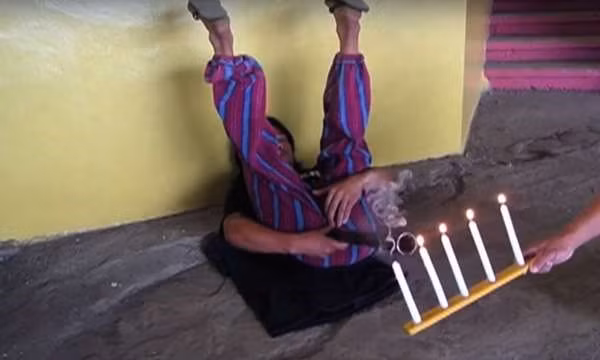 Một trong số những kỷ lục hài hước và gây chú ý nhất chắc chắn là kỷ lục của anh Gerard Jesse, người Philippines. Bằng việc "xì hơi" dập tắt 5 ngọn nến cùng một lúc, Gerard Jesse đã xác lập kỷ lục thế giới vô cùng kỳ dị và xấu hổ. Để thực hiện được màn kỷ lục, anh sử dụng một chiếc ống dài để hỗ trợ. (Ảnh: Dailymail)