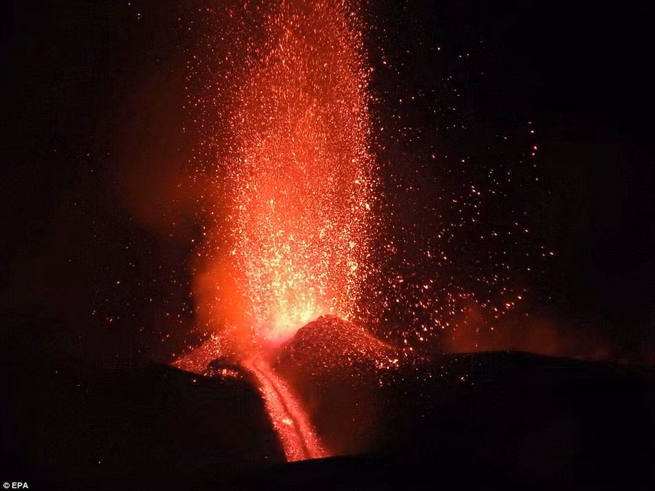 Bởi núi Etna rất cao nên vụ phun trào của nó có thể được nhìn thấy từ hai thành phố Catania và Taormina. (Nguồn Sina)