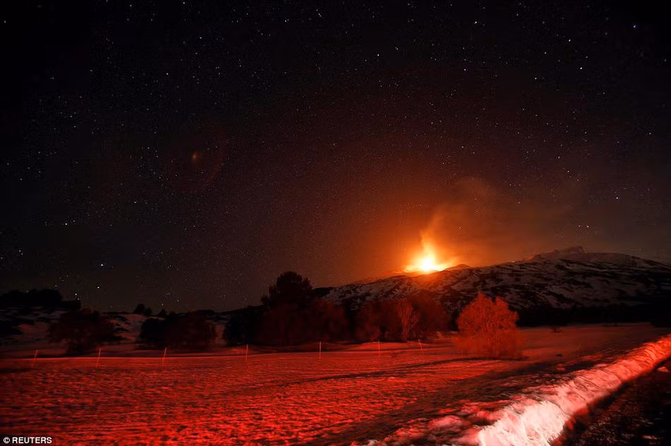 Mặc dù các đám tro bụi từ vụ phun trào của núi lửa Etna có thể ảnh hưởng đến các chuyến bay trong khu vực nhưng bởi sân bay cách núi lửa khoảng 50km nên vẫn hoạt động bình thường. (Nguồn Sina)
