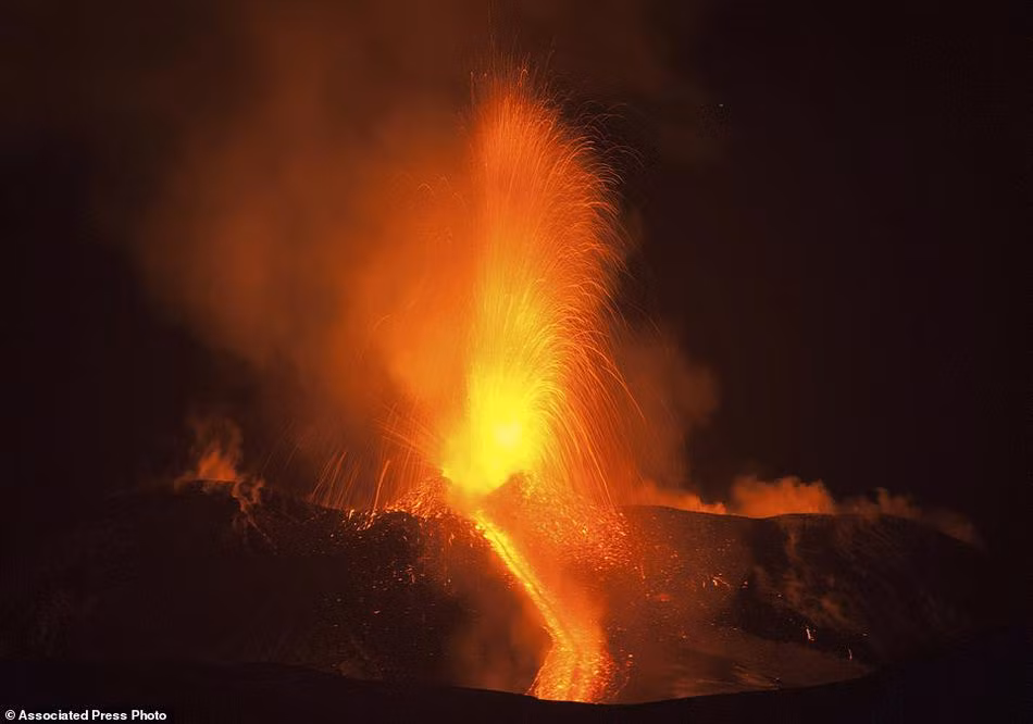Núi Etna phun trào có thể là vài lần một năm, đợt phun trào lớn gần đây nhất là vào năm 1992. Trong hai năm qua, núi lửa Etna gần như không hoạt động. (Nguồn Sina)