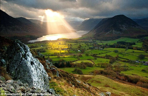 Sun-scald là hiện tượng thiên nhiên kỳ thú khi ánh sáng mặt trời bị mây dày che phủ, chỉ lộ ra được trong một khoảng nhất định, tạo thành những chùm sáng chiếu thẳng xuống mặt nước.(Nguồn Dailymail)