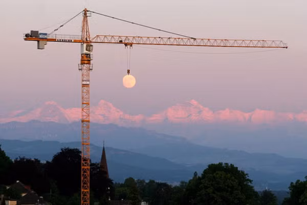 Khoảnh khắc trùng hợp đến kỳ lạ khiến nhiều người ngỡ rằng đây là hình ảnh photoshop. (Nguồn Sina)