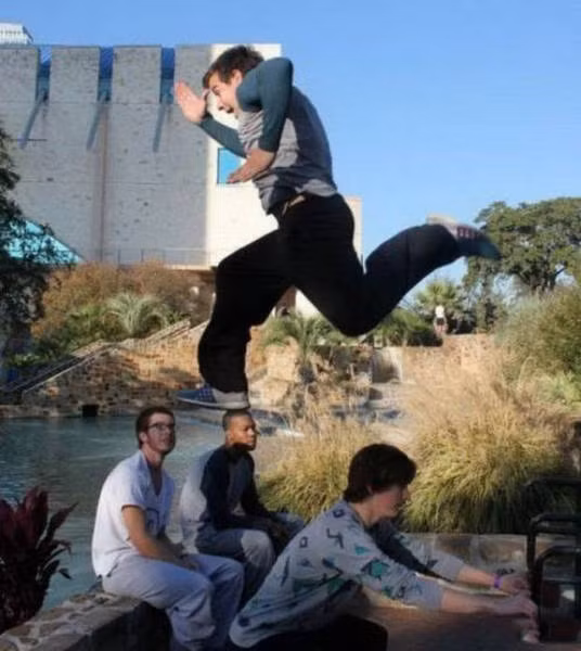 Trông giống như người đàn ông này đang dẫm lên đầu của một người khác nhưng thực ra, anh ta chỉ đang thực hiện một bước nhảy mạo hiểm mà thôi. (Nguồn Sina)