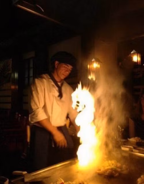 Ngọn lửa trên bếp trông giống hệt một con rồng lửa đang thiêu đốt thức ăn. (Nguồn Sina)