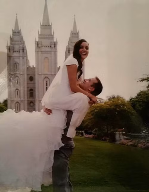 Trông giống như cô dâu đang trèo lên cổ, lên vai chú rể nhưng hãy nhìn kỹ lại nhiều, bạn sẽ phát hiện ra sự thật. (Nguồn Sina)