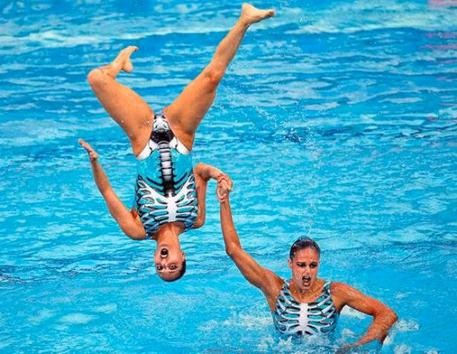 Rất nhiều người giật mình khi nhìn thấy hình ảnh khó tin có thật này. Lý do là bởi bộ quần áo bơi của hai vận động viên này có màu nền trùng khớp với màu nước hồ bơi. (Nguồn Sina)